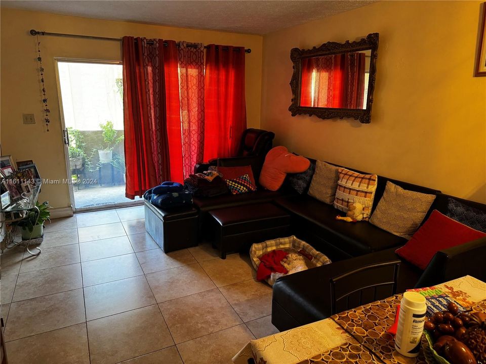 For Sale: $245,000 (2 beds, 1 baths, 820 Square Feet)