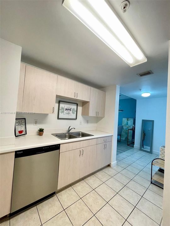 For Rent: $2,400 (1 beds, 1 baths, 726 Square Feet)