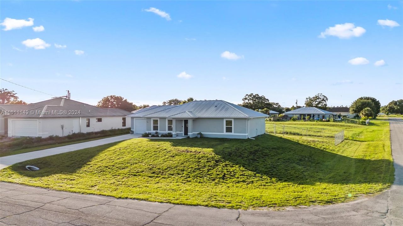 For Sale: $300,000 (3 beds, 2 baths, 1440 Square Feet)