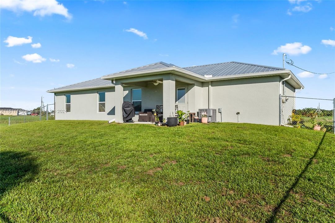 For Sale: $300,000 (3 beds, 2 baths, 1440 Square Feet)