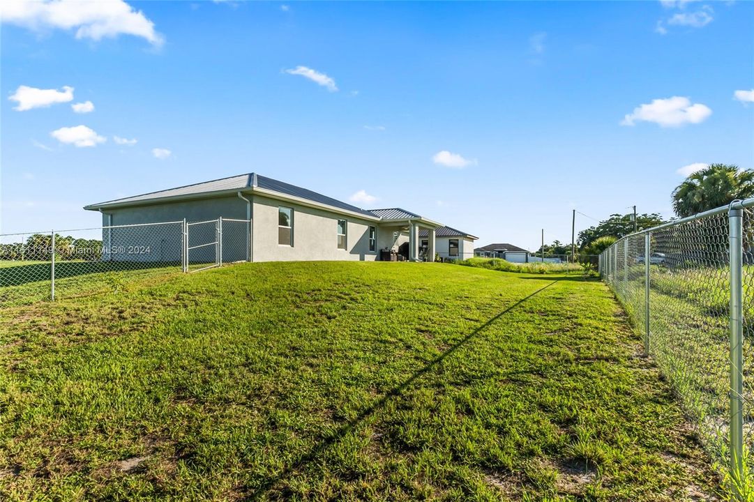 For Sale: $300,000 (3 beds, 2 baths, 1440 Square Feet)