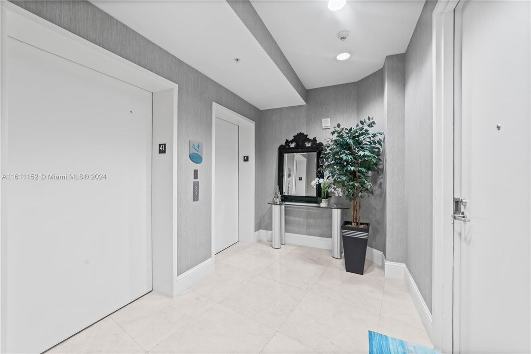 For Sale: $950,000 (1 beds, 1 baths, 958 Square Feet)