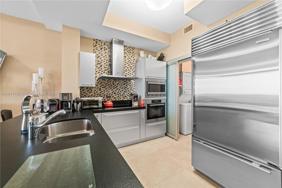 For Sale: $950,000 (1 beds, 1 baths, 958 Square Feet)