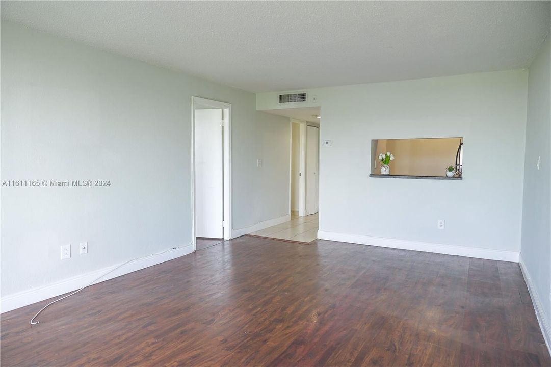 For Rent: $1,750 (1 beds, 1 baths, 826 Square Feet)