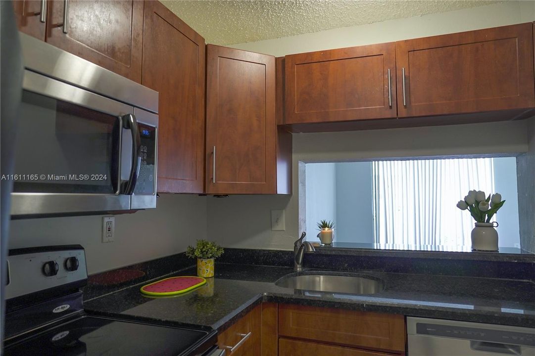 For Rent: $1,750 (1 beds, 1 baths, 826 Square Feet)