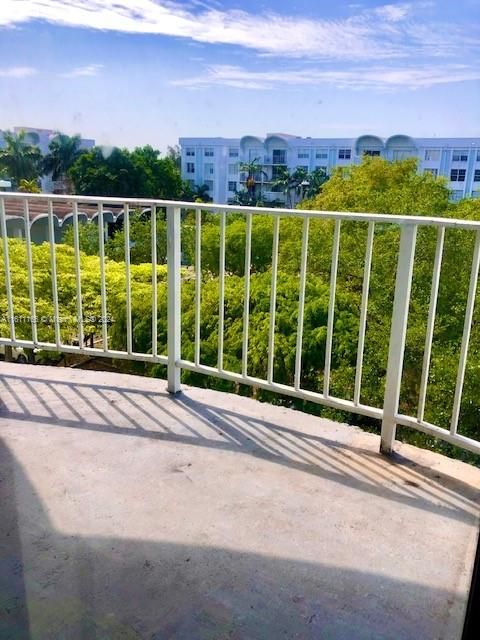 For Rent: $1,750 (1 beds, 1 baths, 826 Square Feet)