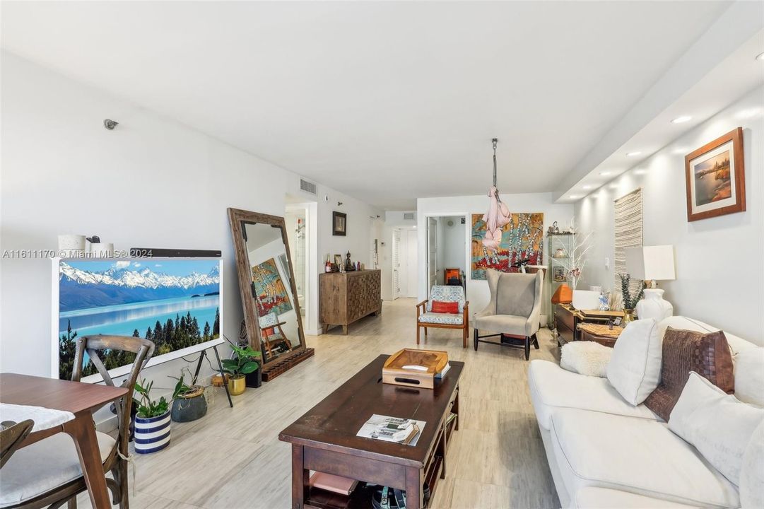 For Sale: $695,000 (2 beds, 2 baths, 1121 Square Feet)