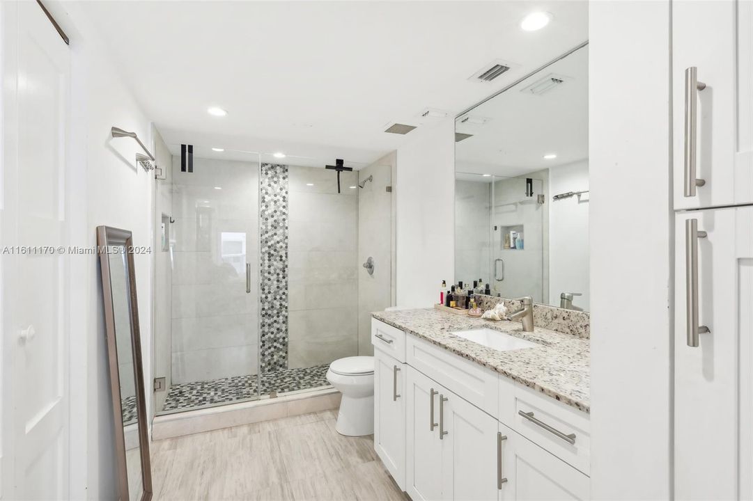 For Sale: $695,000 (2 beds, 2 baths, 1121 Square Feet)