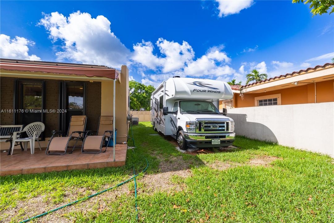 Active With Contract: $495,000 (3 beds, 1 baths, 1015 Square Feet)