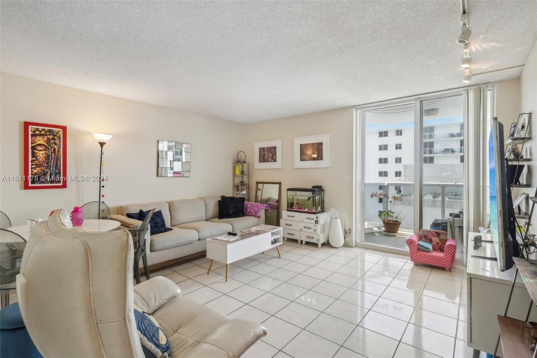 For Sale: $620,000 (1 beds, 1 baths, 1030 Square Feet)