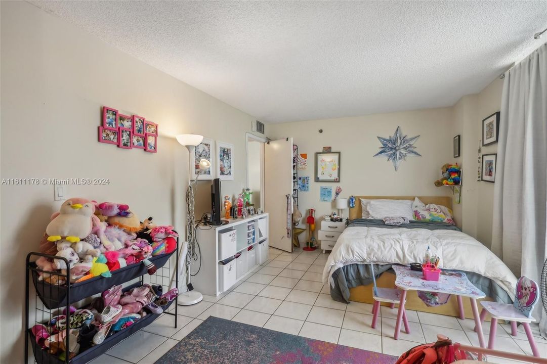 For Sale: $620,000 (1 beds, 1 baths, 1030 Square Feet)
