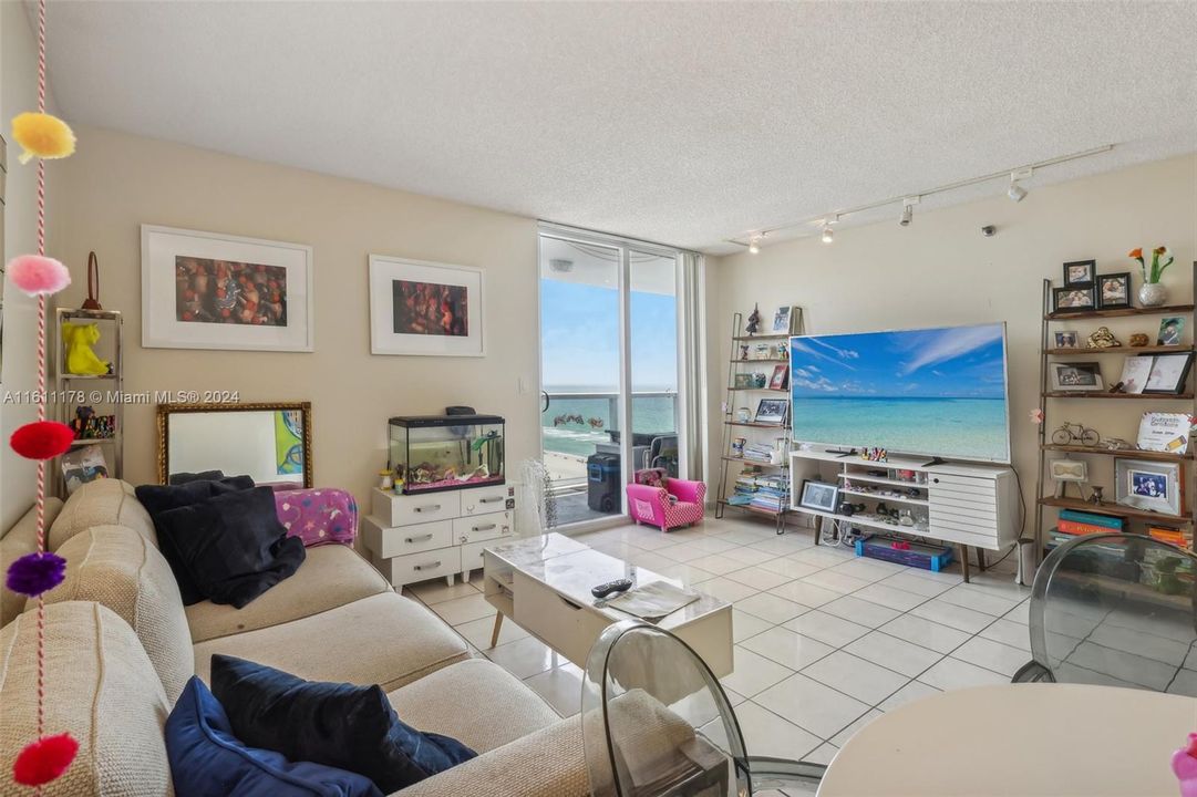 For Sale: $620,000 (1 beds, 1 baths, 1030 Square Feet)