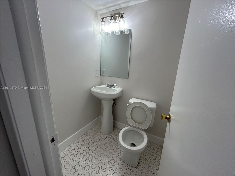 For Rent: $1,900 (1 beds, 1 baths, 643 Square Feet)