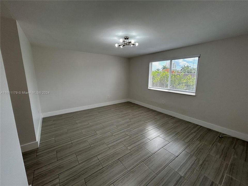For Rent: $1,900 (1 beds, 1 baths, 643 Square Feet)