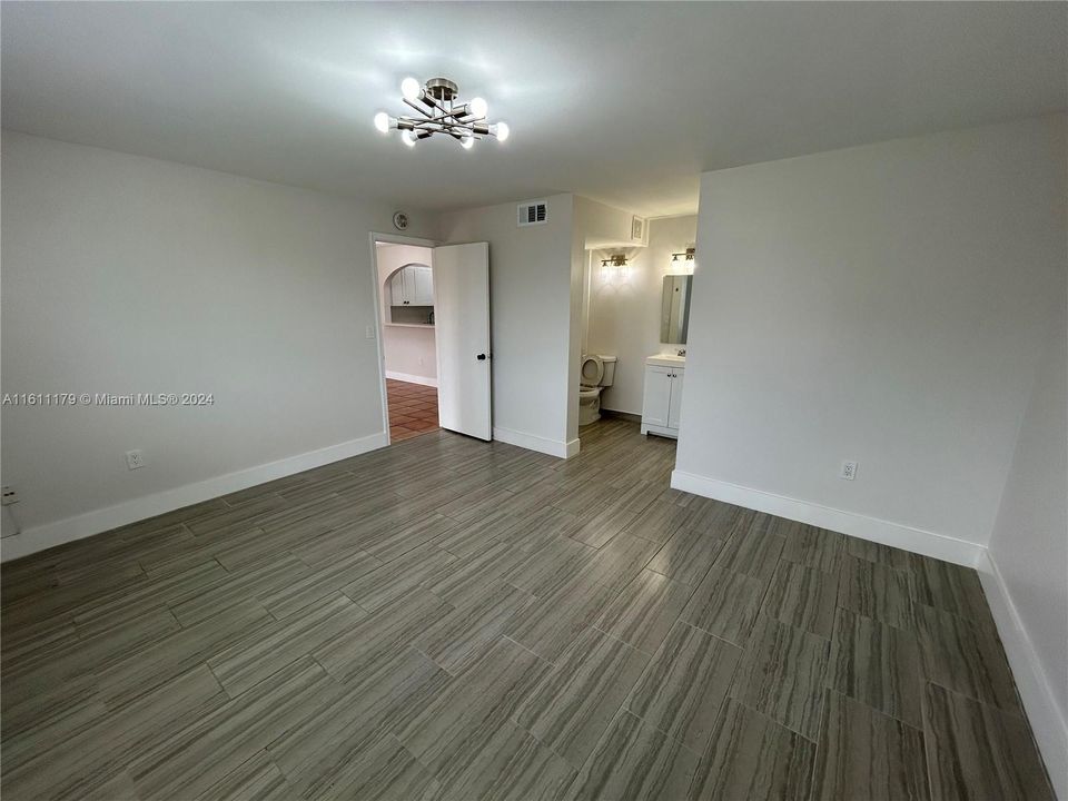 For Rent: $1,900 (1 beds, 1 baths, 643 Square Feet)