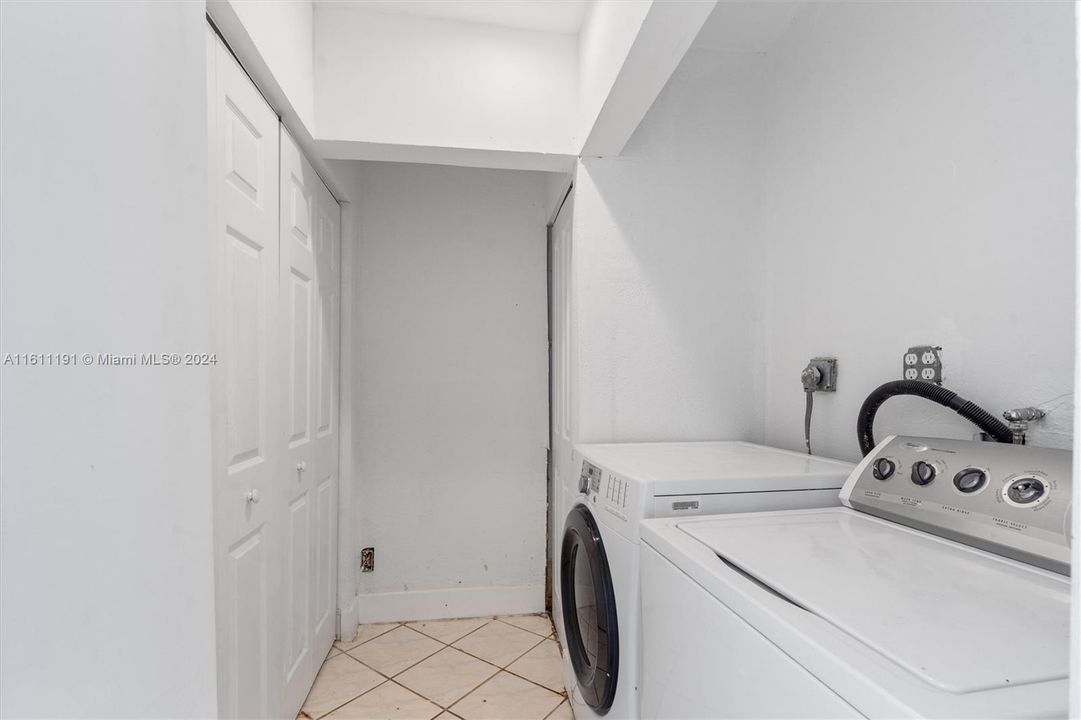 For Sale: $365,000 (3 beds, 2 baths, 1178 Square Feet)