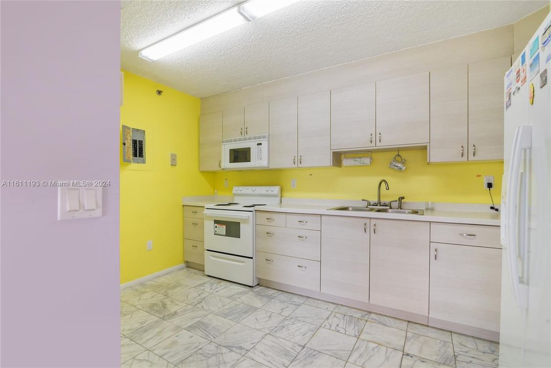 For Sale: $619,000 (1 beds, 1 baths, 962 Square Feet)