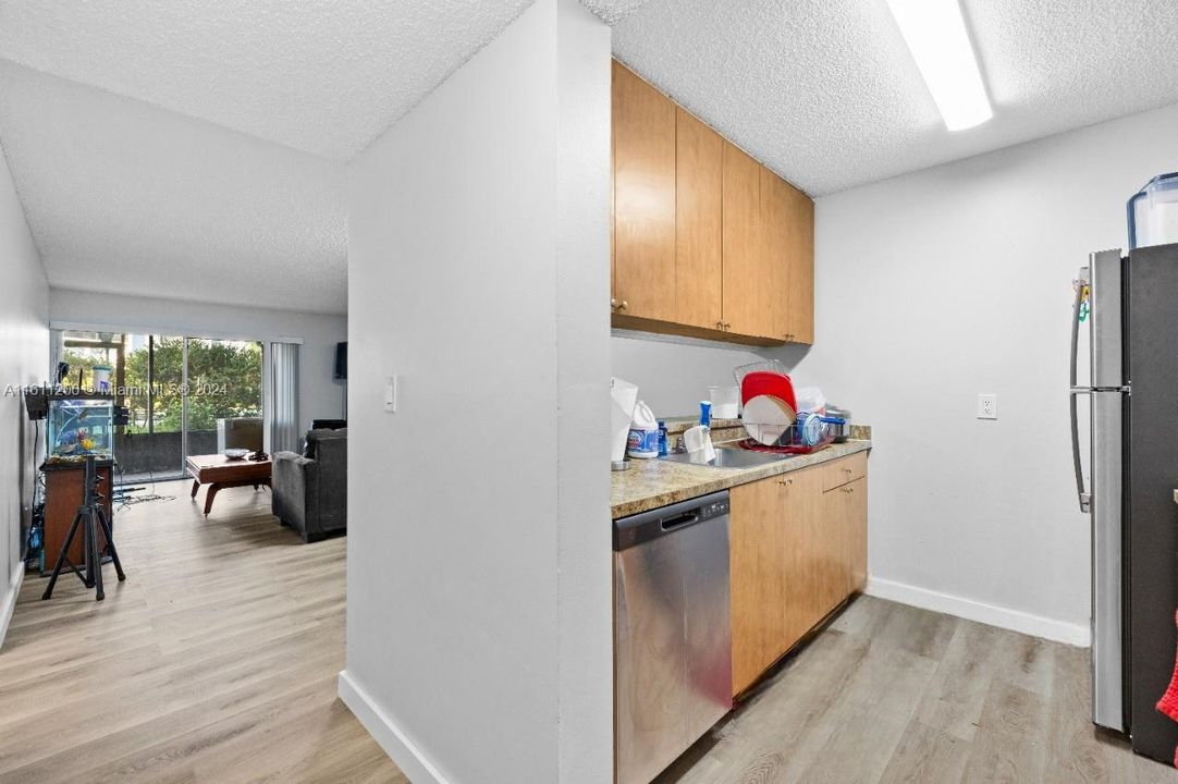 For Sale: $243,900 (2 beds, 1 baths, 832 Square Feet)