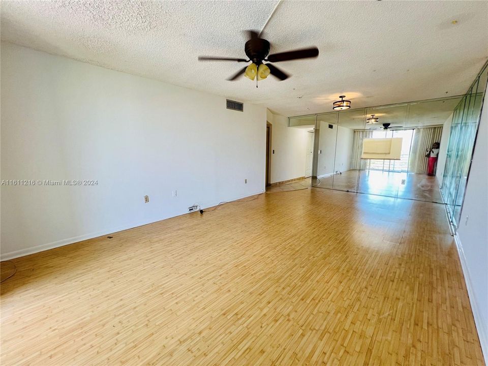 For Sale: $165,000 (2 beds, 2 baths, 1000 Square Feet)