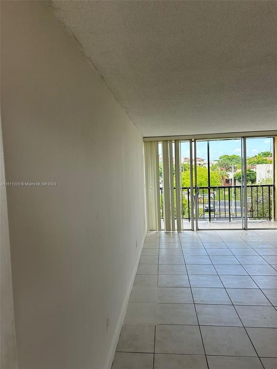 Active With Contract: $2,250 (2 beds, 1 baths, 968 Square Feet)