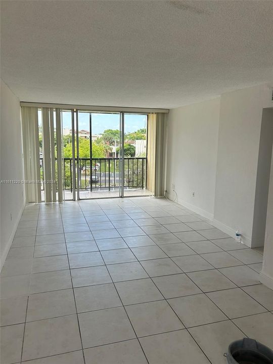 Active With Contract: $2,250 (2 beds, 1 baths, 968 Square Feet)