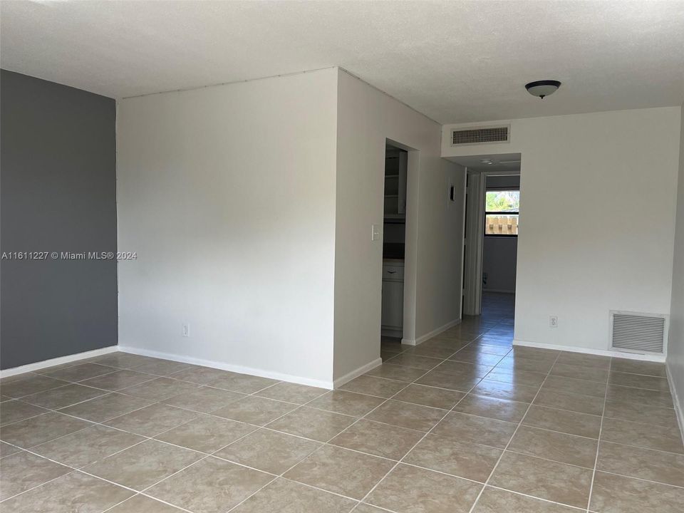 For Rent: $1,700 (1 beds, 1 baths, 730 Square Feet)