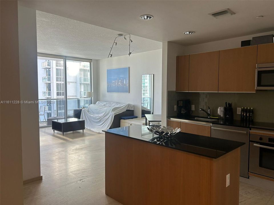 For Rent: $3,250 (1 beds, 1 baths, 731 Square Feet)