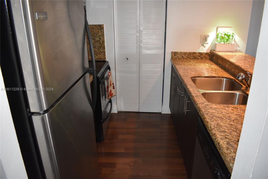 For Rent: $2,250 (1 beds, 1 baths, 689 Square Feet)