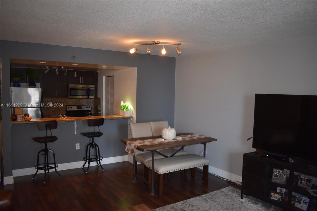 For Rent: $2,250 (1 beds, 1 baths, 689 Square Feet)