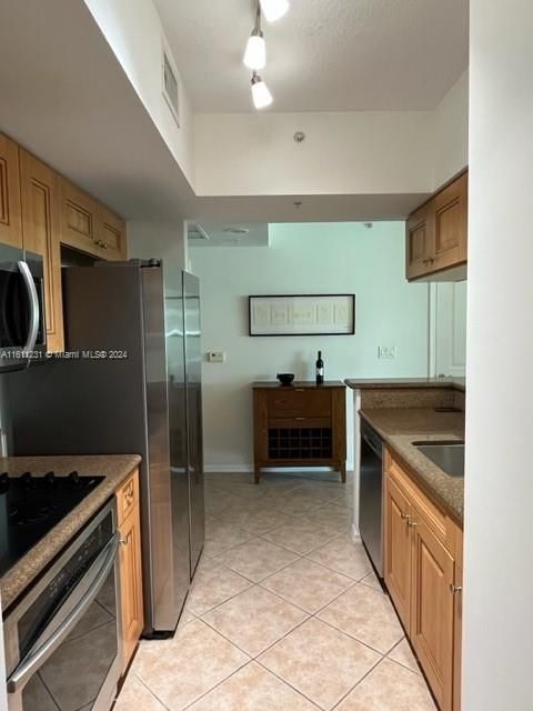 Recently Rented: $4,600 (2 beds, 2 baths, 1080 Square Feet)