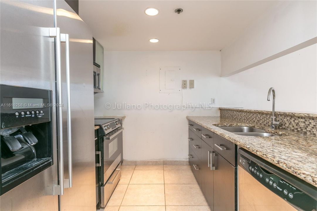 For Rent: $2,850 (2 beds, 2 baths, 1030 Square Feet)