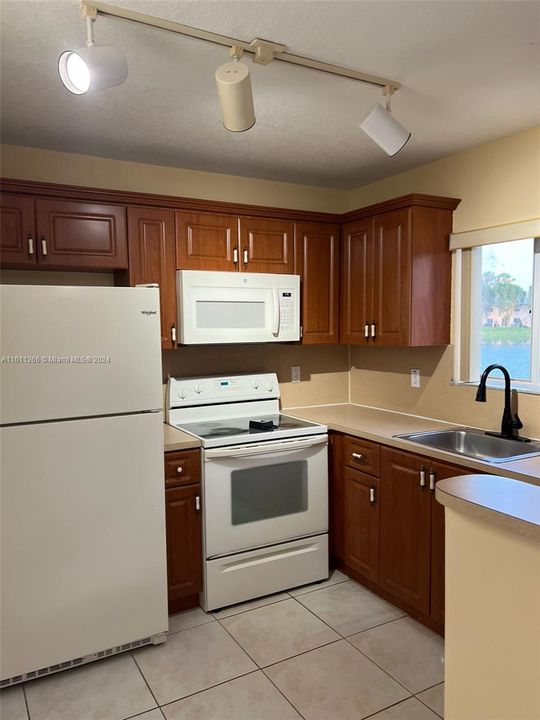 For Rent: $2,120 (3 beds, 2 baths, 1099 Square Feet)