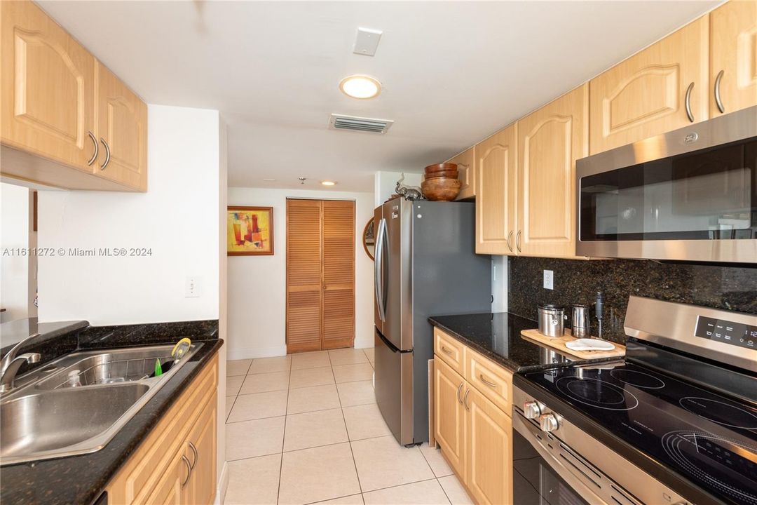 For Rent: $3,300 (2 beds, 2 baths, 1035 Square Feet)