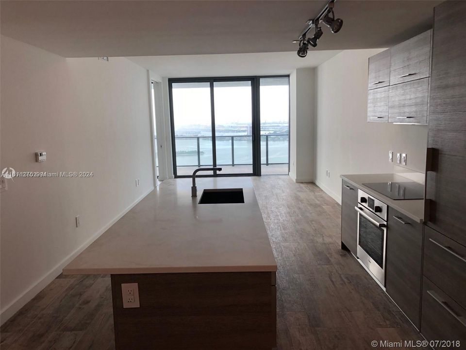 Active With Contract: $5,700 (2 beds, 3 baths, 1151 Square Feet)