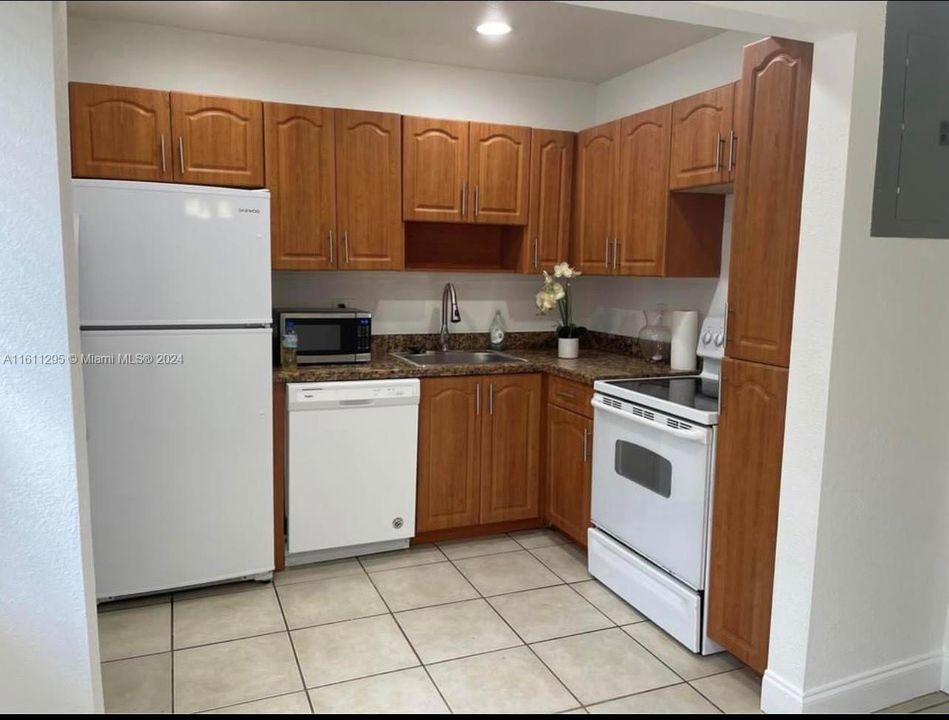 For Rent: $2,000 (2 beds, 1 baths, 938 Square Feet)