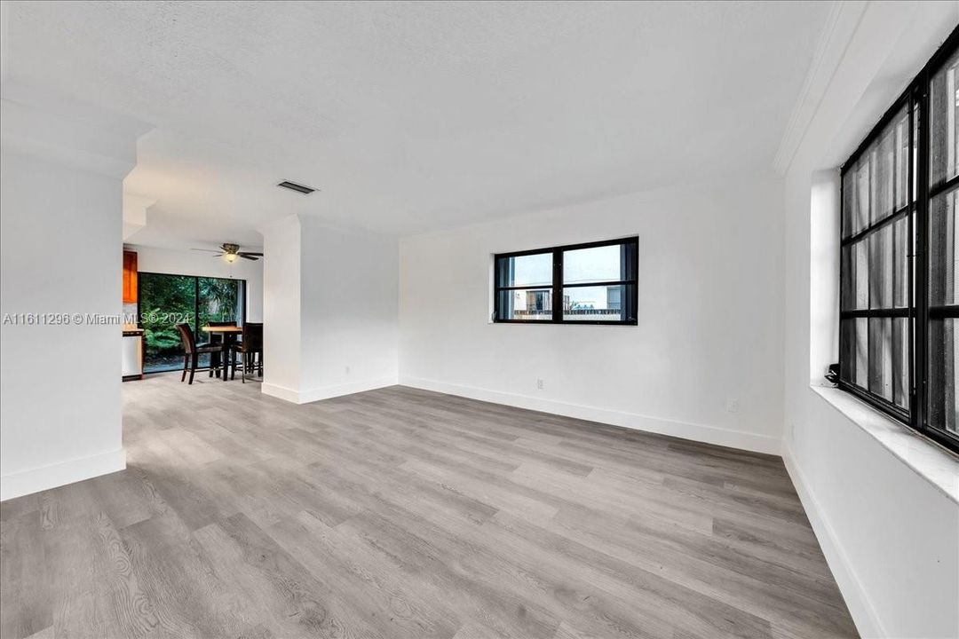 Active With Contract: $269,900 (2 beds, 1 baths, 1188 Square Feet)