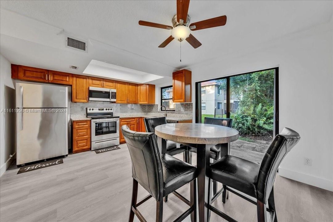 Active With Contract: $269,900 (2 beds, 1 baths, 1188 Square Feet)