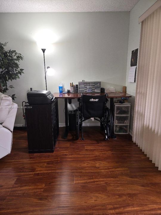 For Sale: $180,000 (1 beds, 1 baths, 1033 Square Feet)