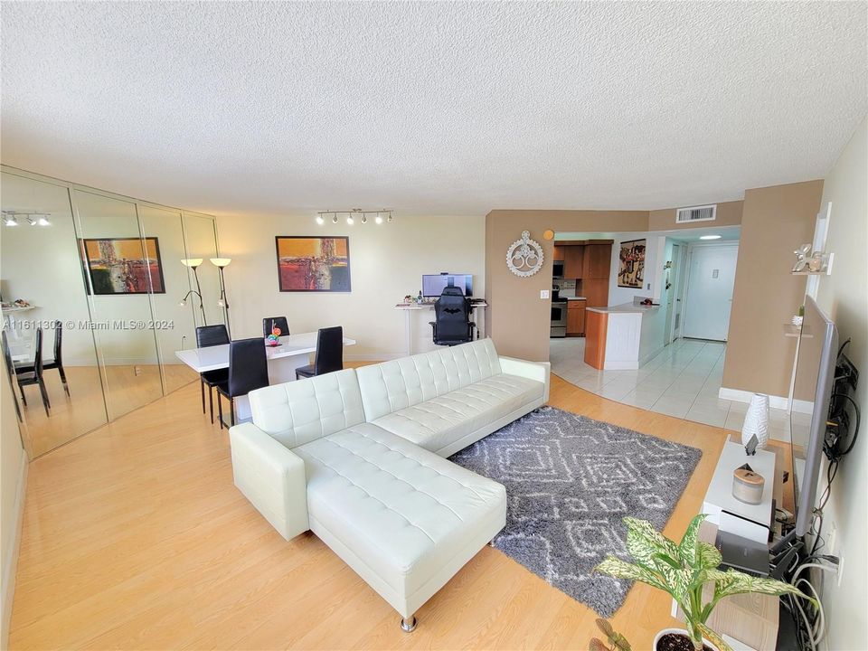 For Sale: $230,000 (1 beds, 2 baths, 870 Square Feet)