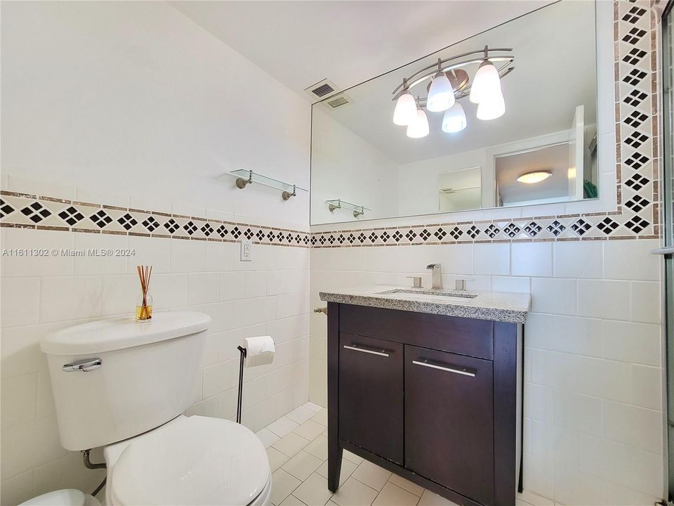 For Sale: $230,000 (1 beds, 2 baths, 870 Square Feet)