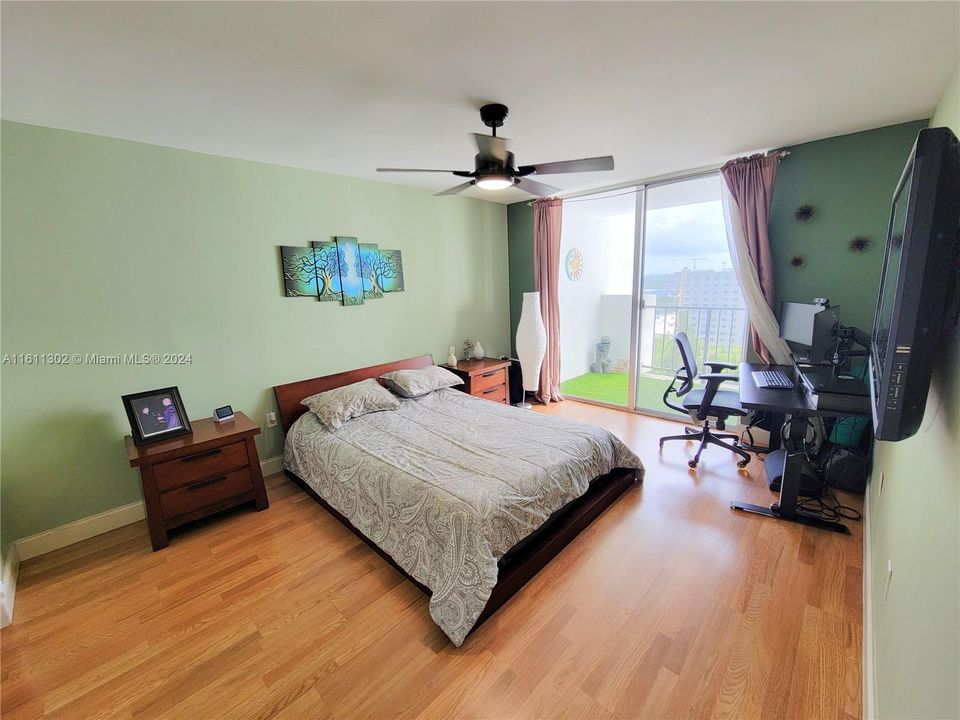 For Sale: $230,000 (1 beds, 2 baths, 870 Square Feet)