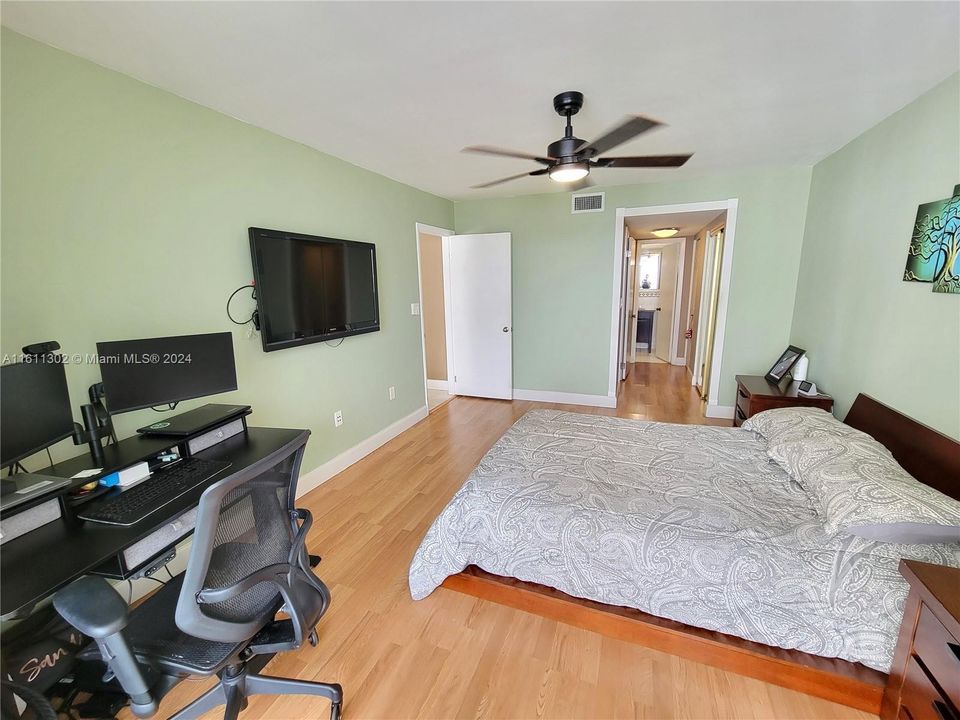 For Sale: $230,000 (1 beds, 2 baths, 870 Square Feet)