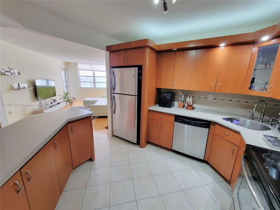 For Sale: $230,000 (1 beds, 2 baths, 870 Square Feet)