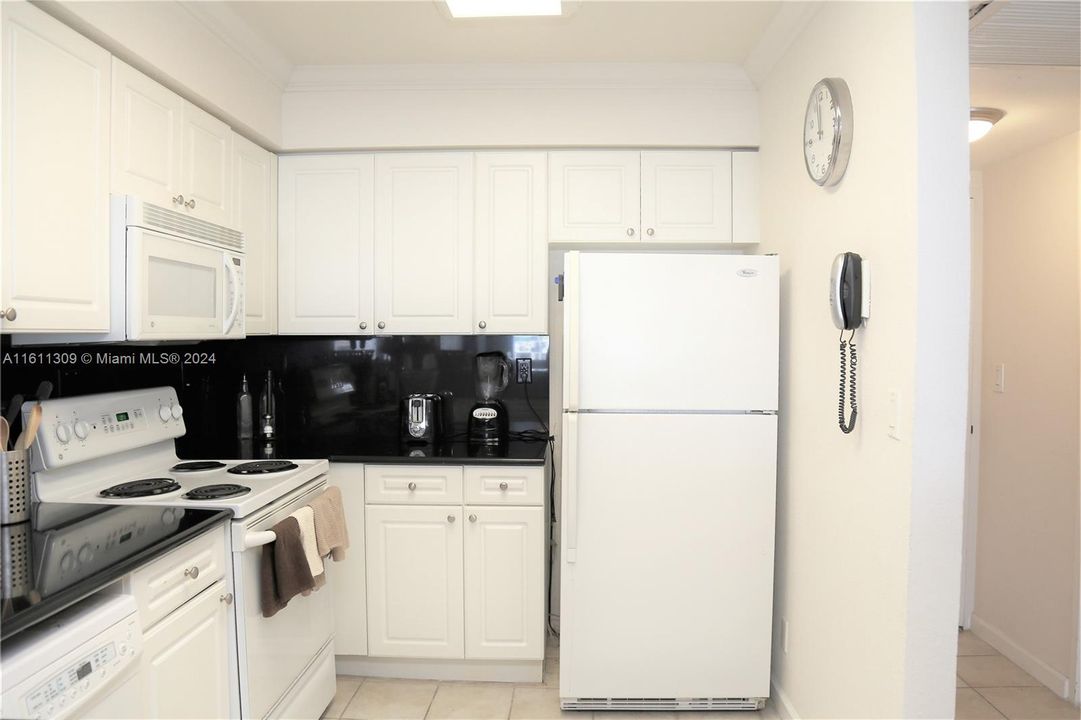 Recently Rented: $2,100 (0 beds, 1 baths, 590 Square Feet)