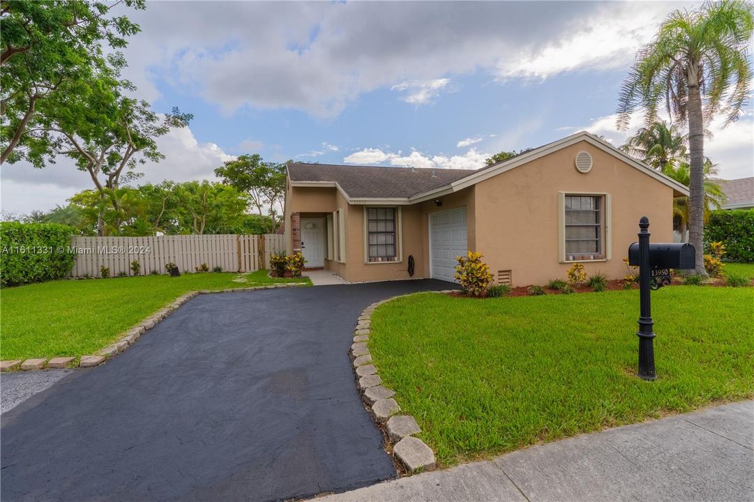 For Sale: $574,900 (3 beds, 2 baths, 1209 Square Feet)