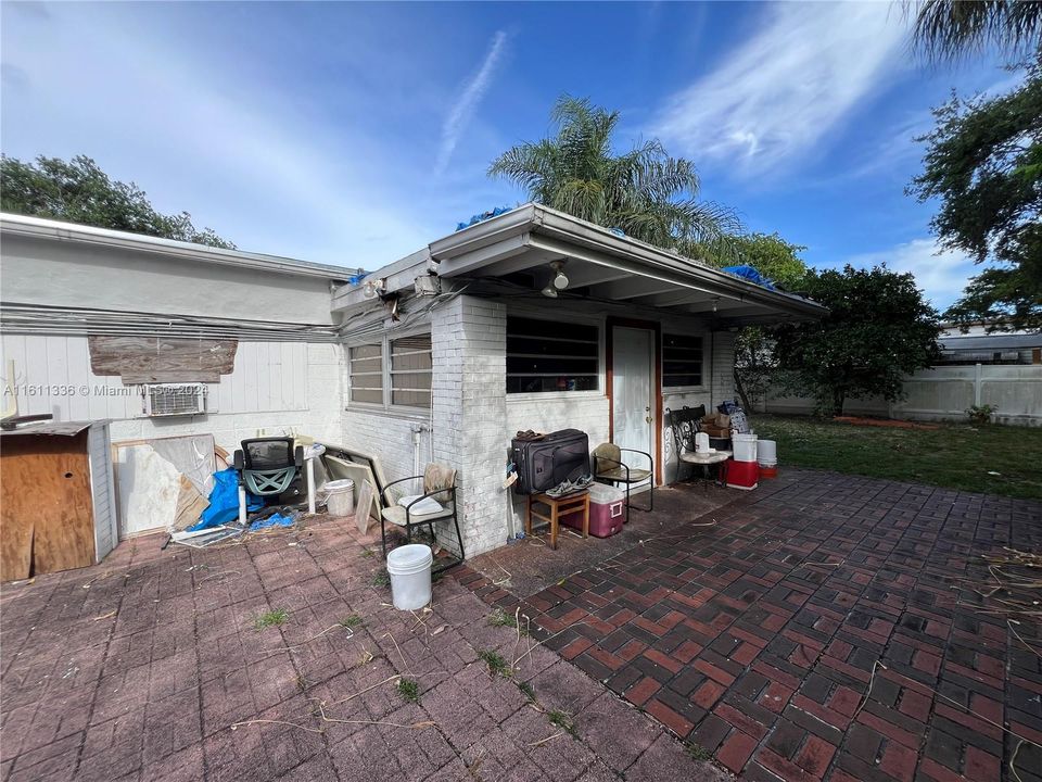 For Sale: $800,000 (2 beds, 1 baths, 1638 Square Feet)