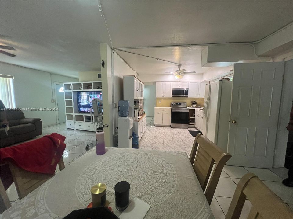 For Sale: $800,000 (2 beds, 1 baths, 1638 Square Feet)