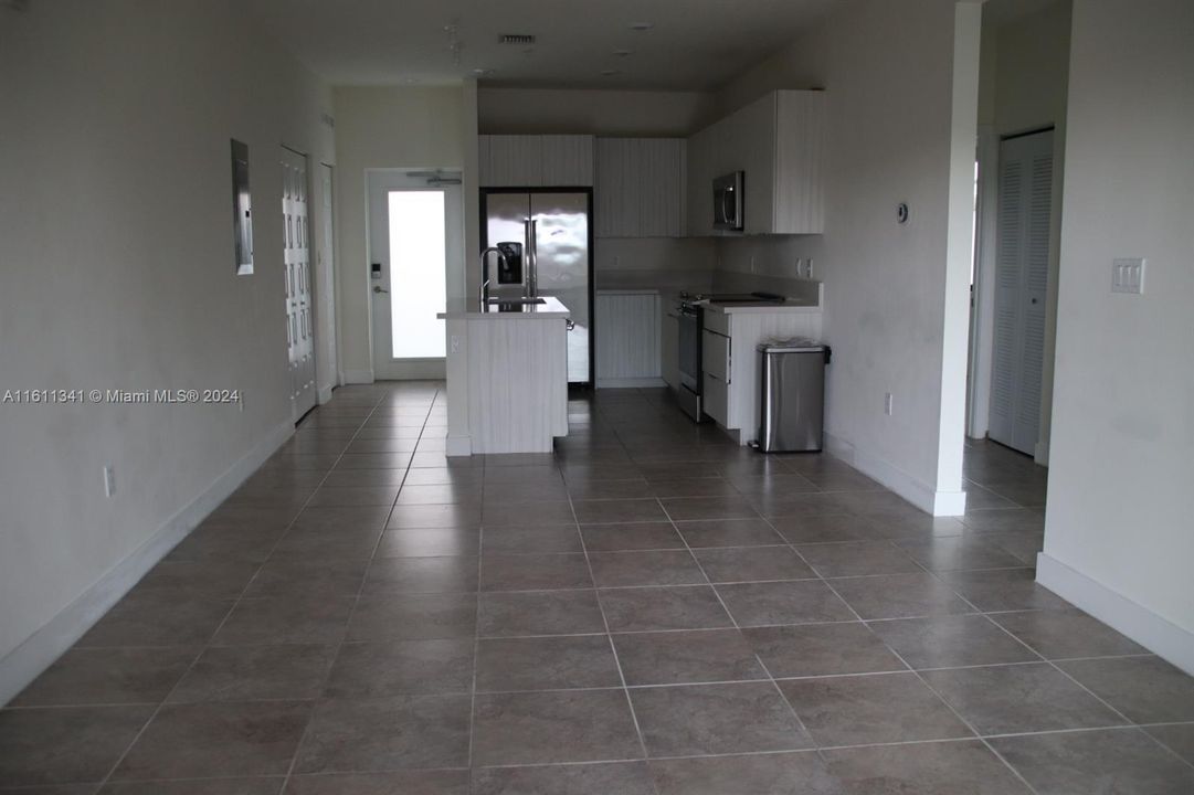 For Rent: $3,900 (3 beds, 2 baths, 1129 Square Feet)