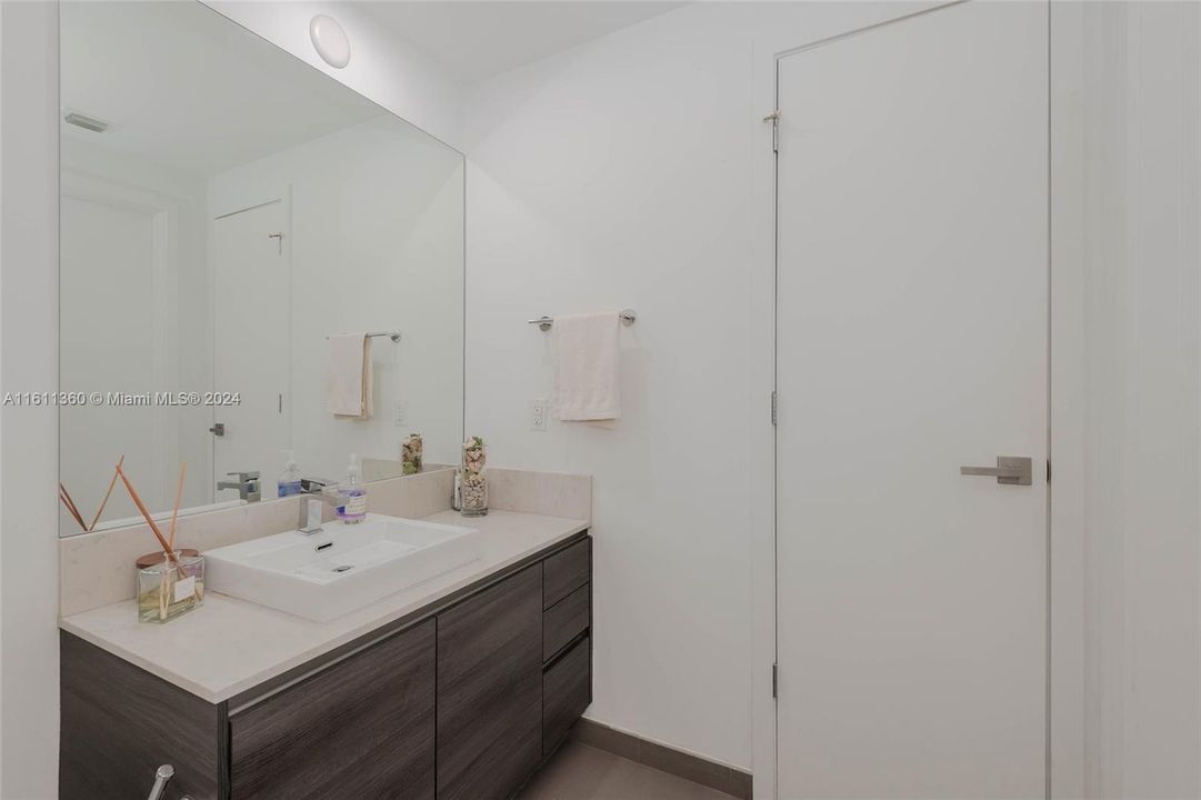 Active With Contract: $3,300 (0 beds, 1 baths, 507 Square Feet)