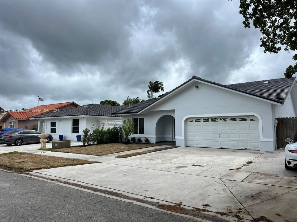 Active With Contract: $639,900 (3 beds, 2 baths, 1648 Square Feet)